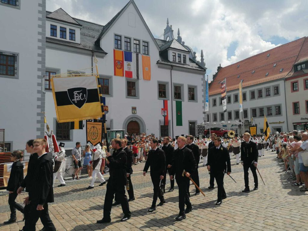 Die Freiberger BbBb marschieren mit stolzer Brust über den Obermarkt zur Hauptbühne.